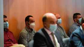 Los cuatro acusados detrás de sus abogados durante una sesión en la Audiencia Provincial de Oviedo.