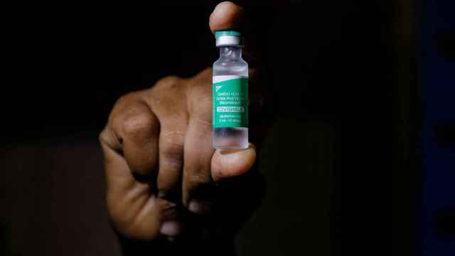 Un hombre muestra una dosis de la vacuna contra la Covid-19 de AstraZeneca.