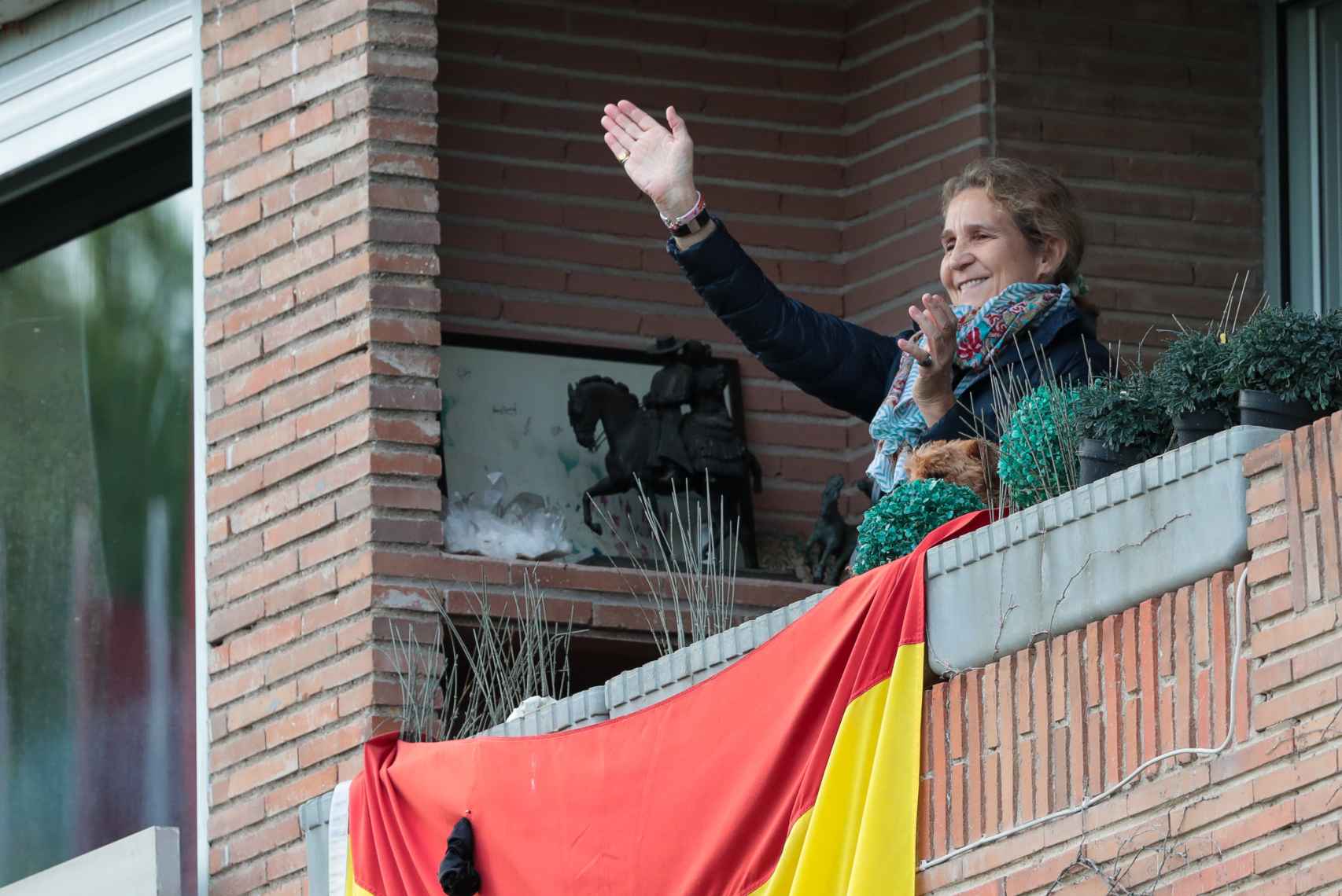 La infanta Elena, en el balcón de su casa de Madrid, que ha ofrecido a su padre.