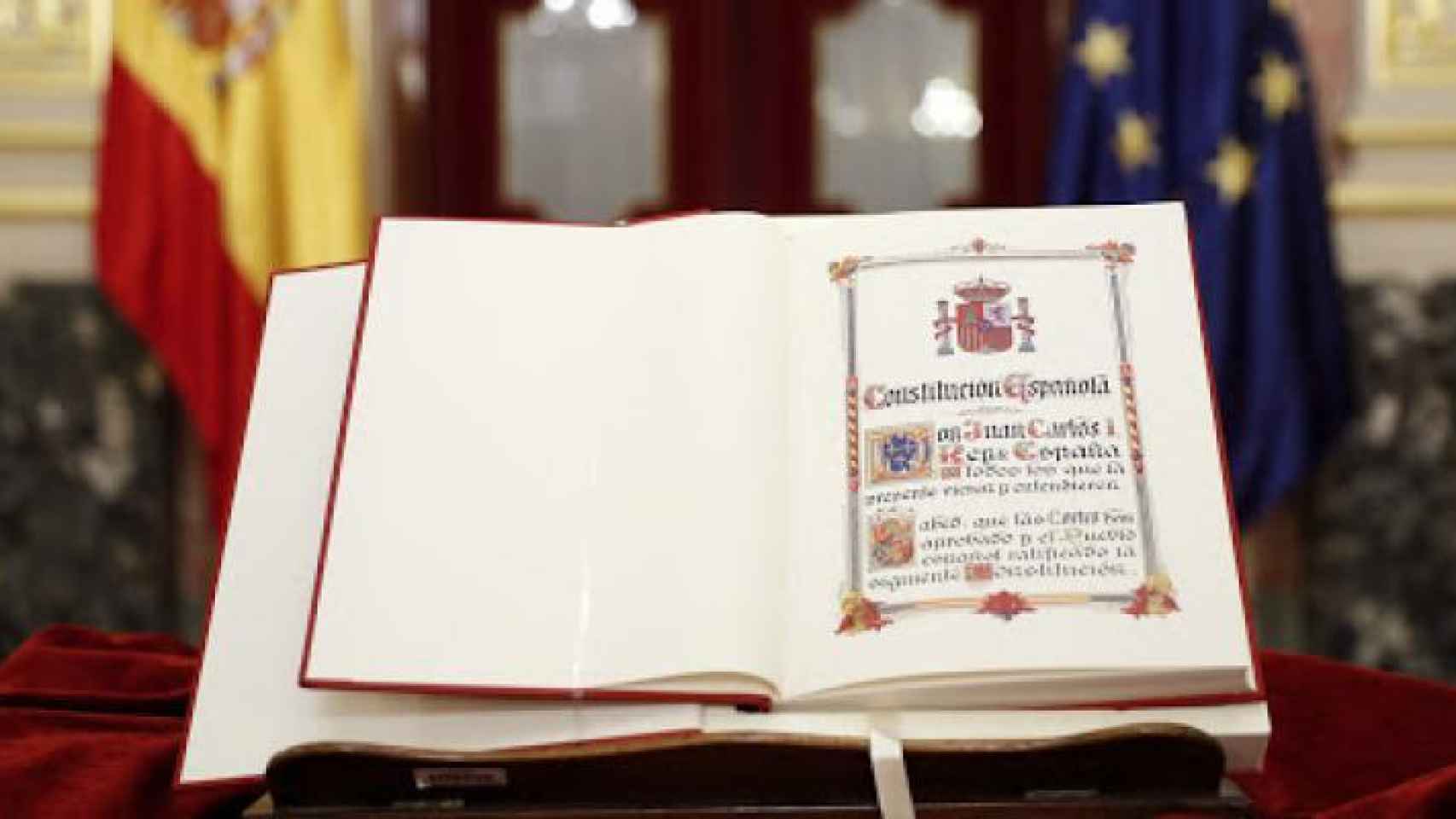La Constitución de 1978, abierta en el atril del Congreso.