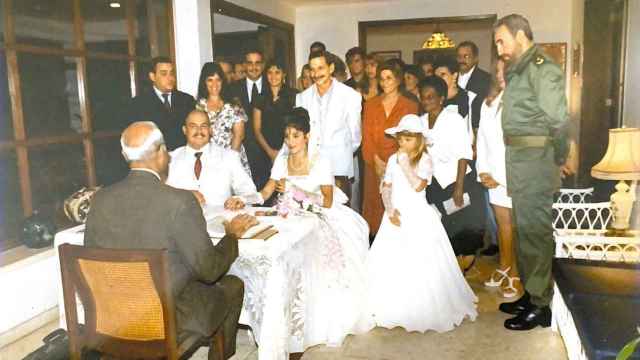 Fidel Castro, de uniforme, asiste con Dalia Soto del Valle (madre de cinco de sus hijos) a la boda de su hijo Alex Castro Soto con Idalmis Menéndez, el 24 de noviembre de 1997.