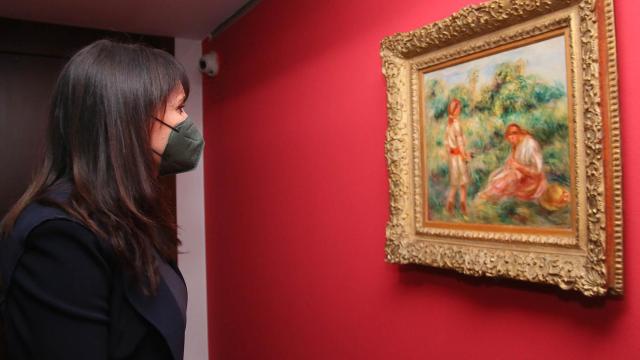 La vicepresidenta de la Diputación Julia Parra en la presentación de la muestra, ante la obra de Renoir.