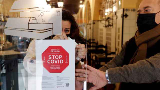 Un establecimiento de Valencia ha puesto hoy el cartel de la Generalitat sobre la obligatoriedad del pasaporte Covid.