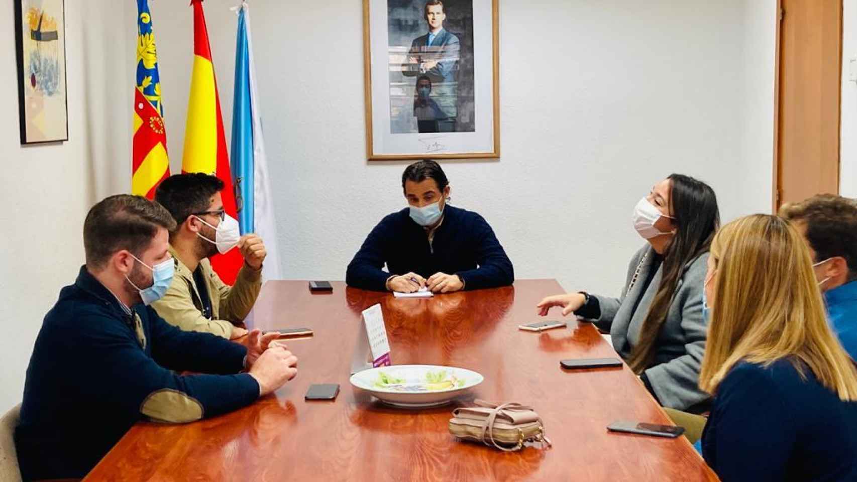 Reunión del alcalde de Torrevieja, Eduardo Dolón, con el comité de empresa.