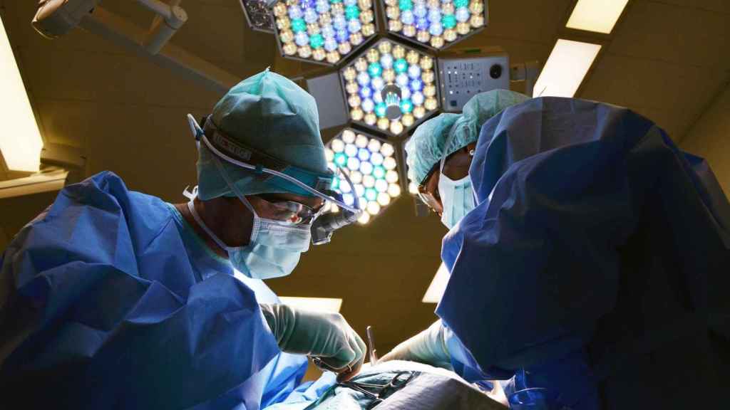 Cirujanos realizando una operación quirúrgica.