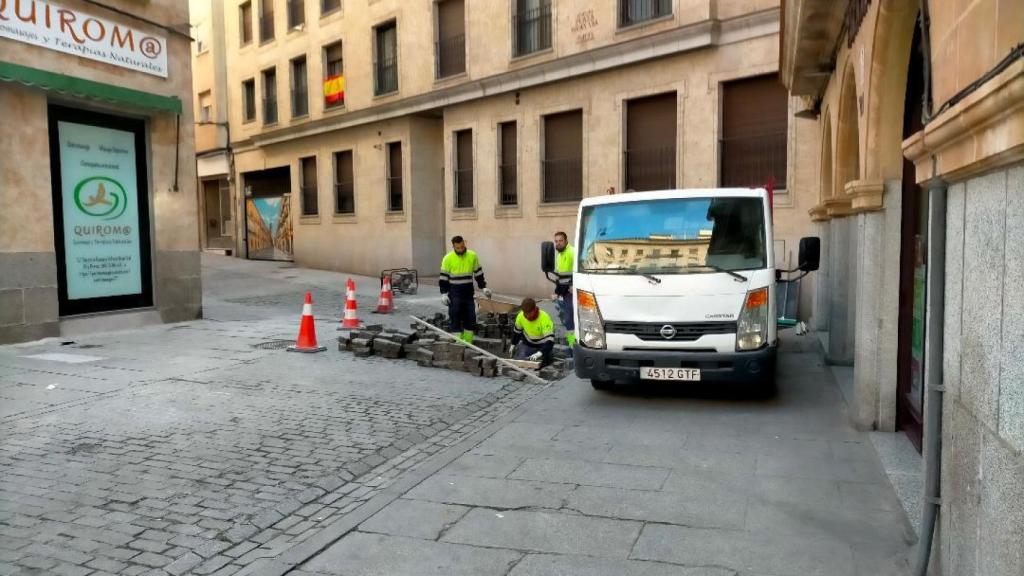 Varios operarios trabajando en una calle de la capital salmantina