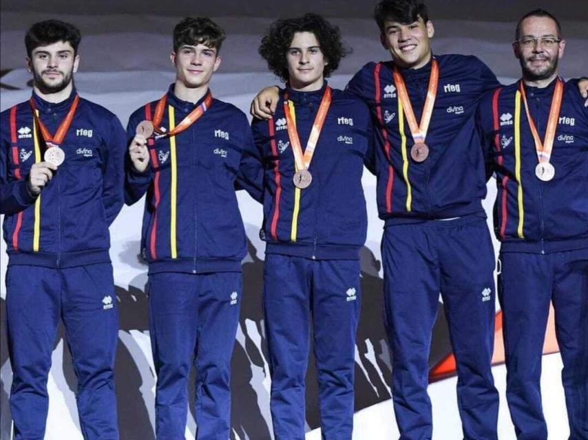 De izquierda a derecha: Andrés Martínez, Carlos del Ser, David Franco y Santiago Brea con su entrenador en el podio