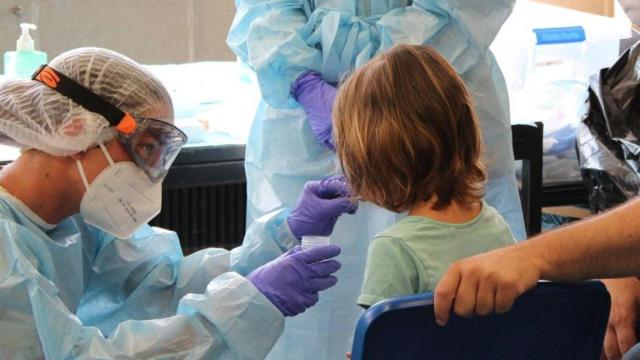 Una sanitaria realiza un test Covid a un menor.