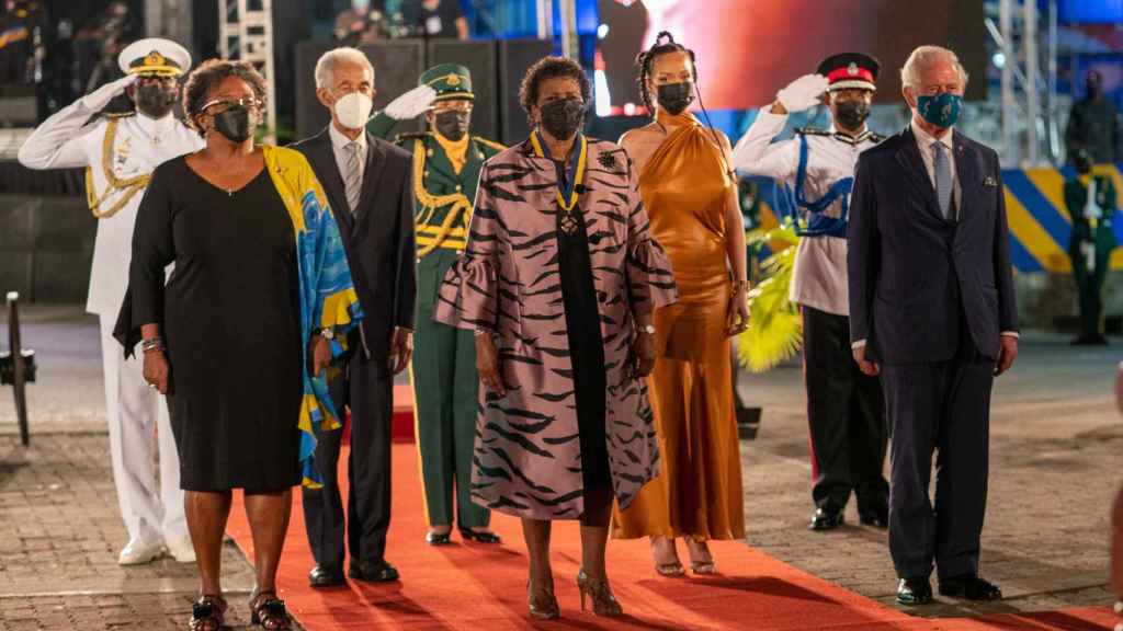 Sandra Mason, junto al príncipe Carlos y Rihanna en los actos ceremoniales por la república de Barbados.