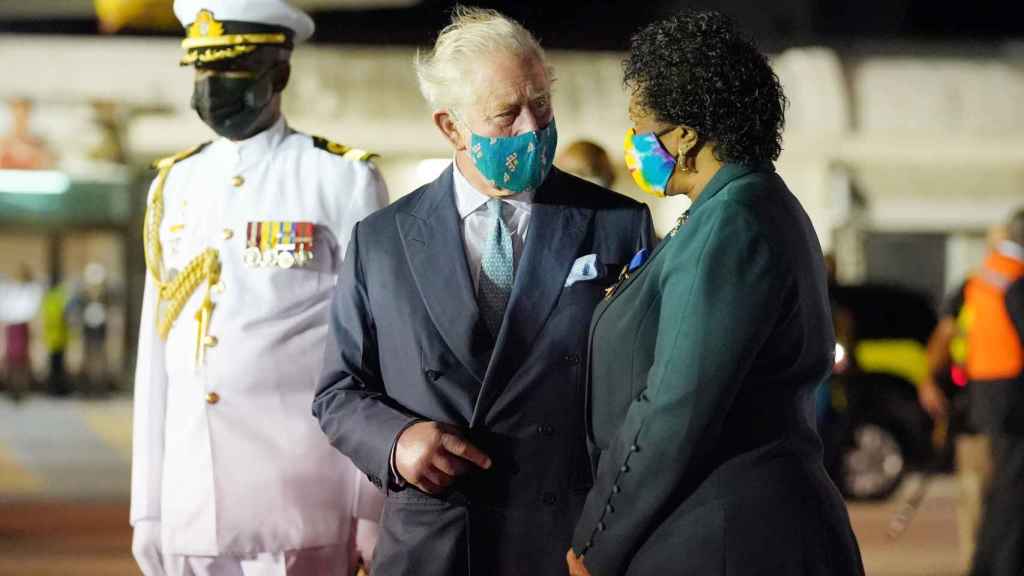El príncipe Carlos junto a Sandra Mason en los actos ceremoniales por su asunción como presidenta.