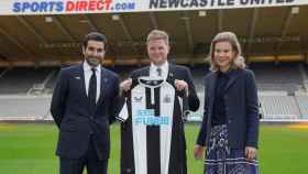 Eddie Howe junto a Amanda Staveley y su marido en su presentación como entrador del Newcastle