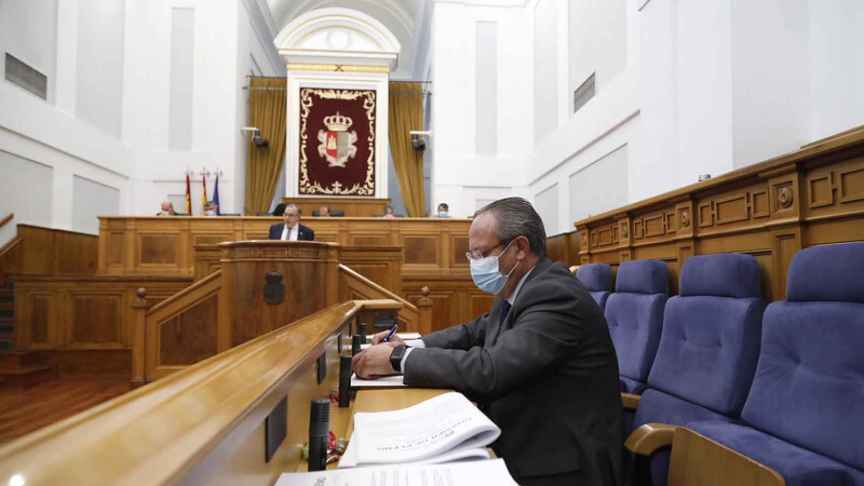 Juan Alfonso Ruiz Molina en su escaño durante la intervención del diputados del PSOE Fernando Mora.