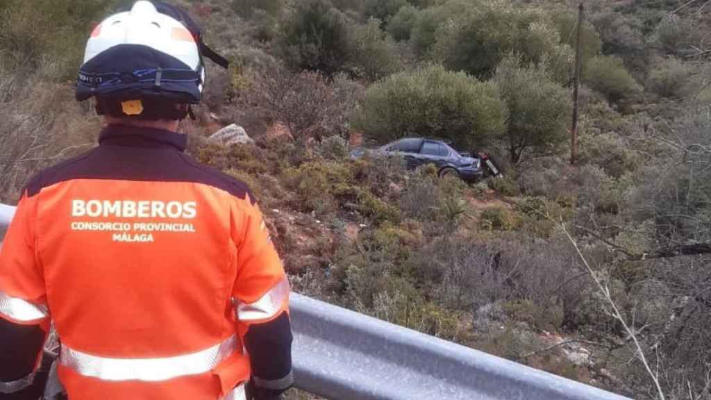 Los Bomberos rescatan a una persona de un coche que cayó por un barranco en Benaoján (Málaga)