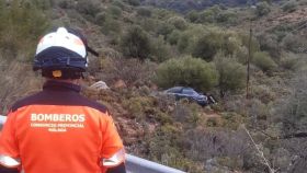 Los Bomberos rescatan a una persona de un coche que cayó por un barranco en Benaoján (Málaga)