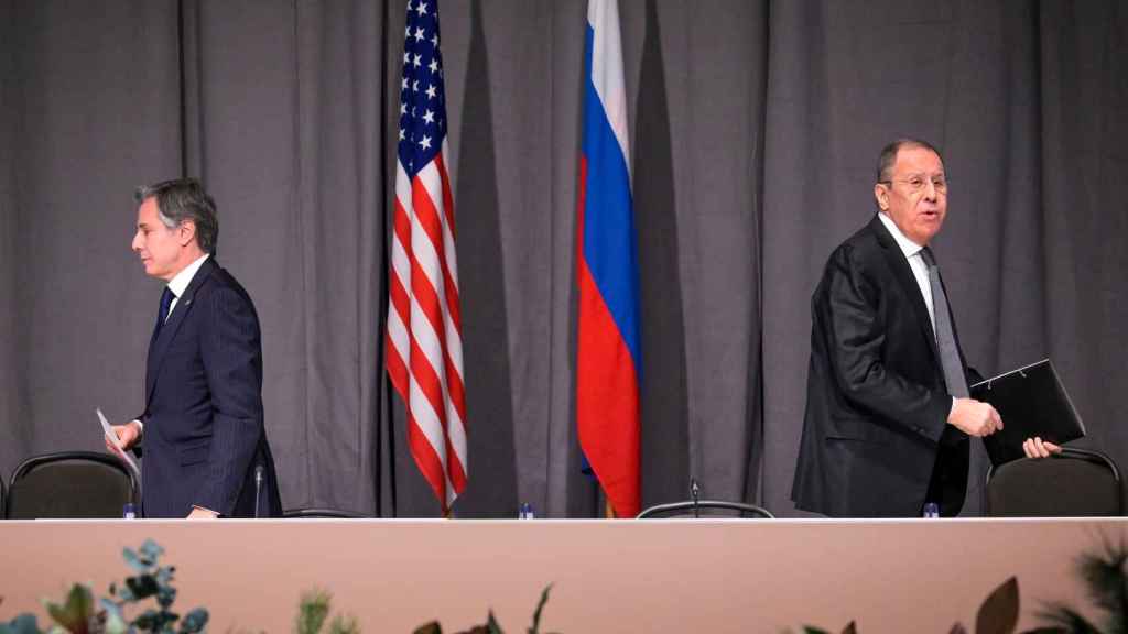 Anthony Blinken, a la izquierda, y Serguéi Lavrov, a la derecha de la imagen, tras una reunión en 2021.