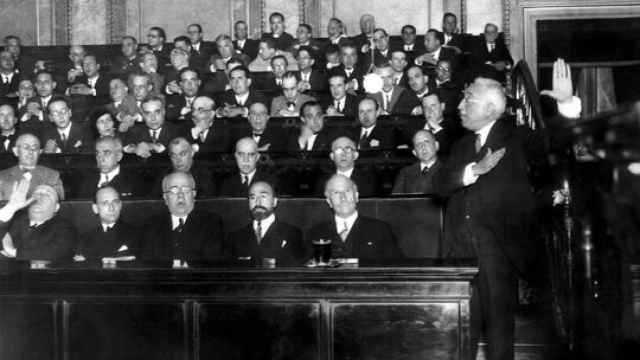 14 de julio de 1931. Alcalá Zamora pronuncia el discurso de apertura de las Cortes constituyentes ante, entre otros, los ministros Manuel Azaña y Fernández de los Ríos. En la tercera fila, una de las tres primeras diputadas, Victoria Kent.