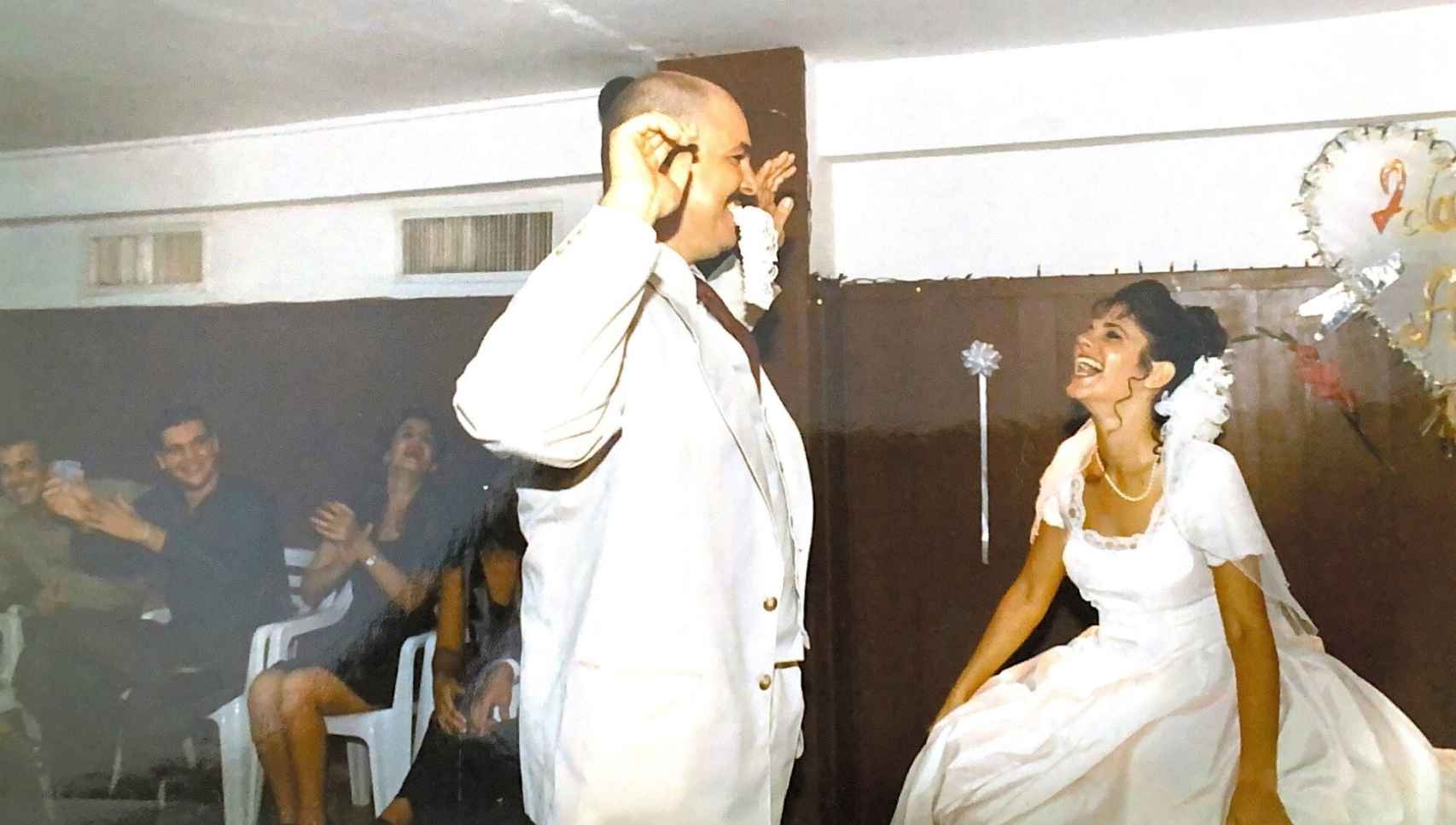Alex Castro Soto e Idalmis Menéndez, en la fiesta de su boda en La Habana, el 24 de noviembre de 1997.