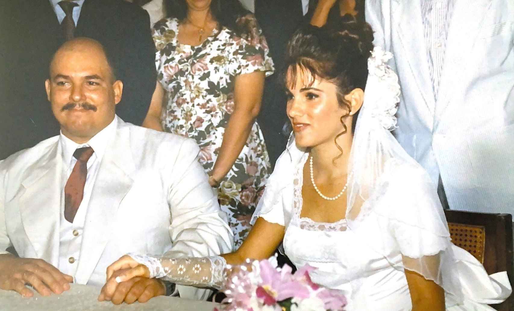 Alex Castro Soto e Idalmis Menéndez López, en su boda en 1997.