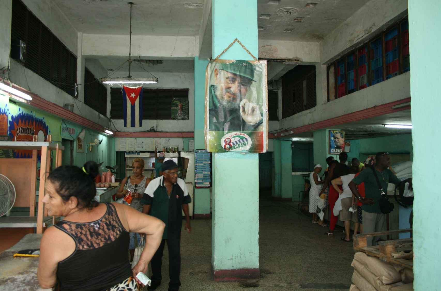 Un retrato de Fidel Castro preside la actividad de un mercado en La Habana, en junio de 2017.