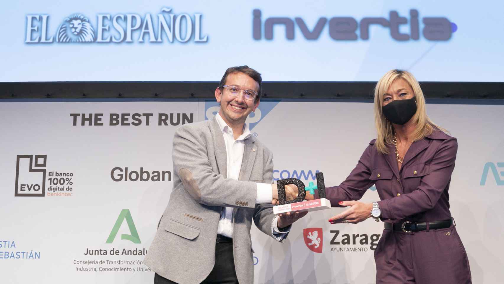 Andreu Climent , CEO de Corify Care, recibe el premio de manos de Alejandra Fernández, Relaciones Institucionales y Marketing Corporativo de EVO BANCO. FOTO: Jesús Umbría.