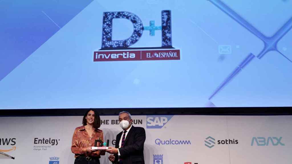 Irene Gómez, Directora de innovación abierta en Telefónica, recibe el premio, entregado por Victor Calvo Sotelo, director de DigitalES. FOTO: Vicent Bosch.