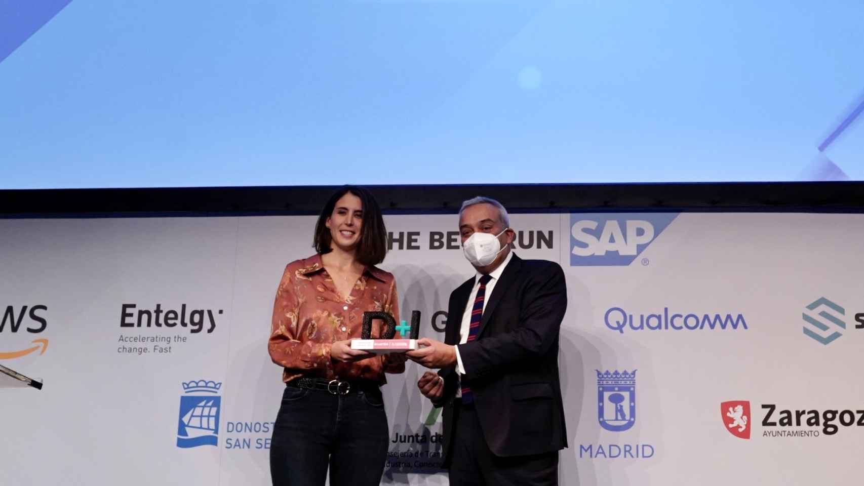 Irene Gómez, Directora de innovación abierta en Telefónica, recibe el premio, entregado por Victor Calvo Sotelo, director de DigitalES. FOTO: Vicent Bosch.