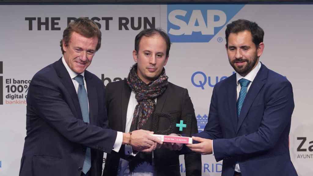 Alberto Silleras  y Andrés Galnares, Director de TECNALIA Madrid y CEO de H2SITE, respectivamente, recogieron el premio de manos de Raúl Martínez, CEO de Sothis. FOTO: Vicent Bosch.