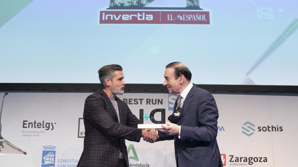 Valero Marín, CIO de Repsol, recibe el premio del presidente ejecutivo y director de EL ESPAÑOL, Pedro J. Ramírez. FOTO: Jesús Umbría.