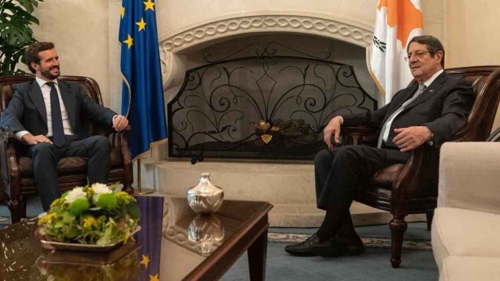 El líder del PP,  Pablo Casado, tras reunirse este viernes con el presidente de la República de Chipre. EP