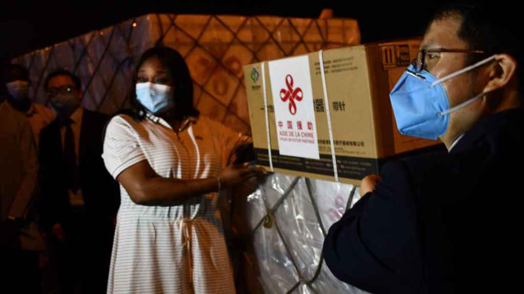 Llegada de una partida de vacunas chinas a Burkina Faso.