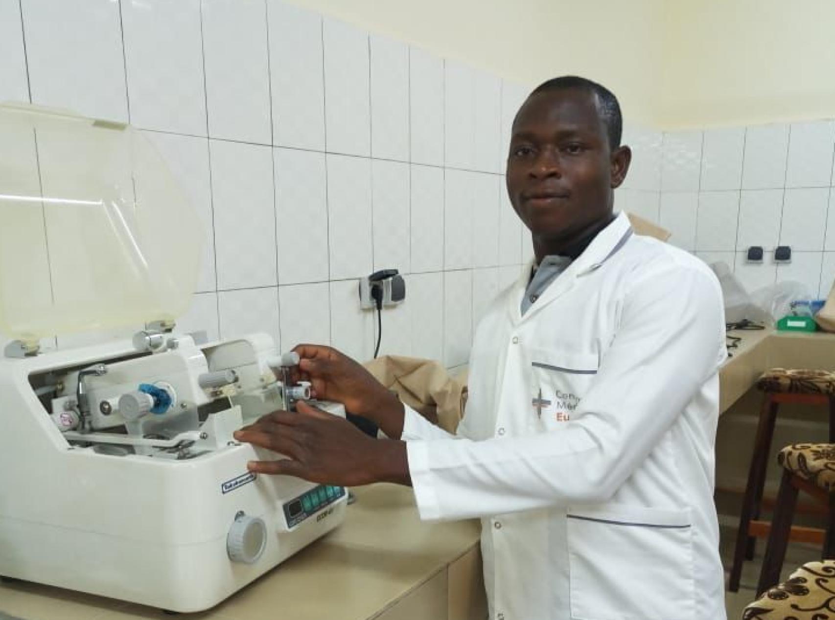 Equipamiento médico en la clínica Eureka de Bobo-Dioulasso.