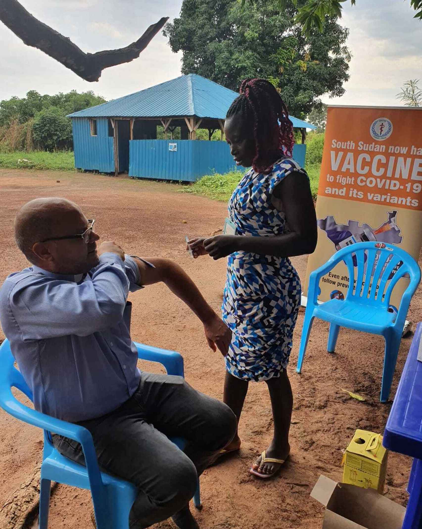 Un cura venezolano se vacuna en la aldea de Naandi, Sudán del Sur.