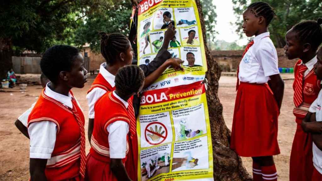 Carteles informativos sobre el ébola en Sudán del Sur.