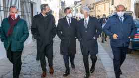 Tres presidentes de Castilla-La Mancha -Page, Bono y Barreda- con el vicepresidente Guijarro y el presidente de las Corres, Pablo Bellido, este viernes en Alarcón (Cuenca).
