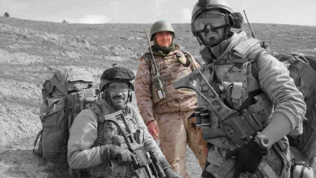 Aziz, en el centro de la foto, junto a militares españoles, con los que empezó a colaborar en 2011 en la provincia de Herat.