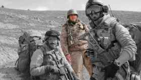 Aziz, en el centro de la foto, junto a militares españoles, con los que empezó a colaborar en 2011 en la provincia de Herat.