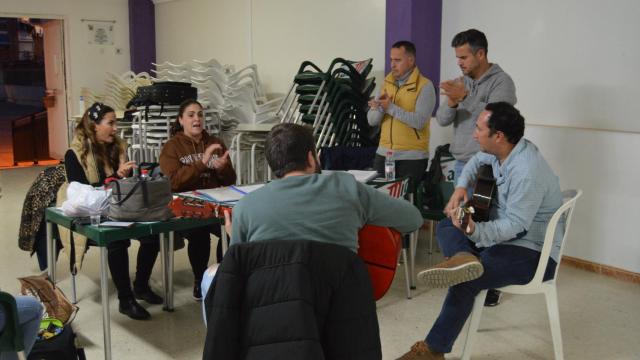 Un ensayo de la familia Ballesteros en la casa hermandad de Luz y Mar.