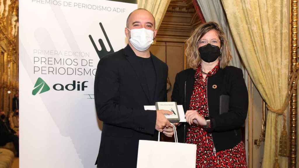 Miguel Elizondo, jefe de sección del observatorio de la movilidad de Invertia recibiendo el premio Periodismo Adif de mano de la presidenta de la compañía, María Luisa Domínguez.
