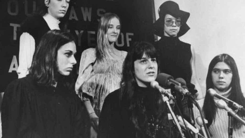 Nancy Kurshan, en el centro y ante los micrófonos, junto a otras W.I.T.C.H en la rueda de prensa para exigir la inocencia de Los Ocho de Chicago.
