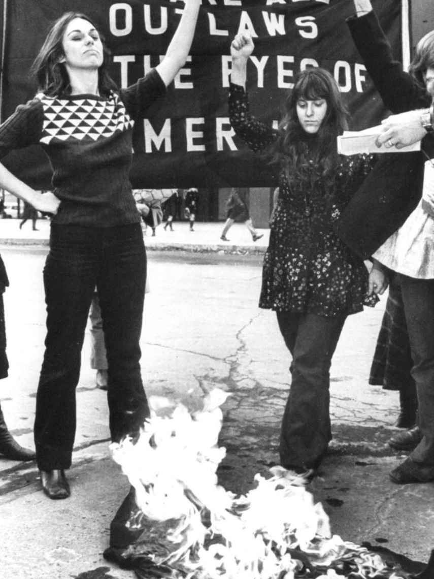 Kurshan y Anita Hoffman quemando su ropa de bruja junto a los escritos de acusación de Los Ocho de Chicago.