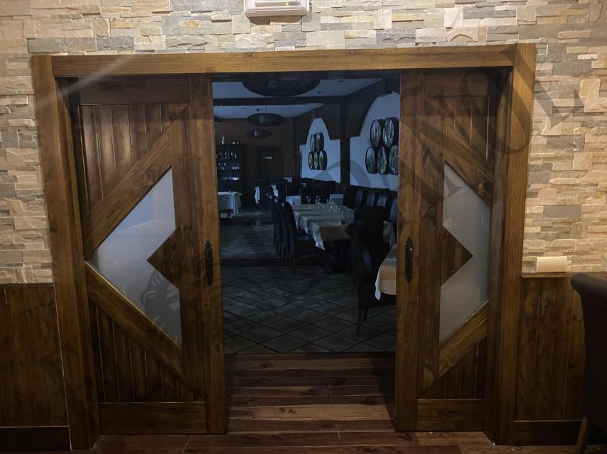 La puerta corredera que separa la sala privada de Carbonero del resto de salón.