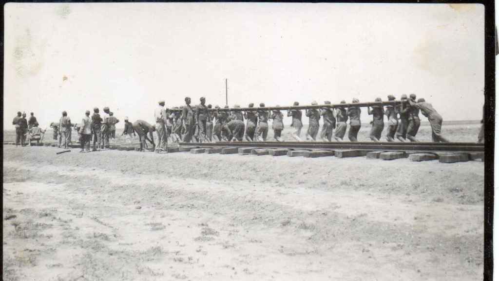 Presos trabajando en la construcción del ferrocarril Transahariano entre 1940 y 1943.