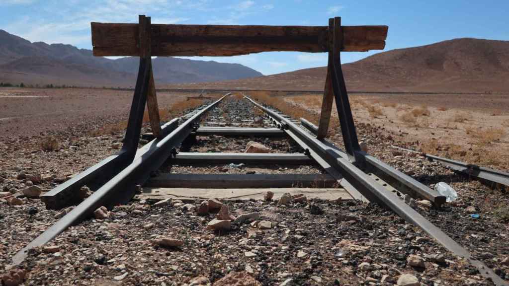 Estado actual del antiguo tren Transahariano, o Mediterráneo-Níger, en las inmediaciones de Bouarfa (Marruecos).