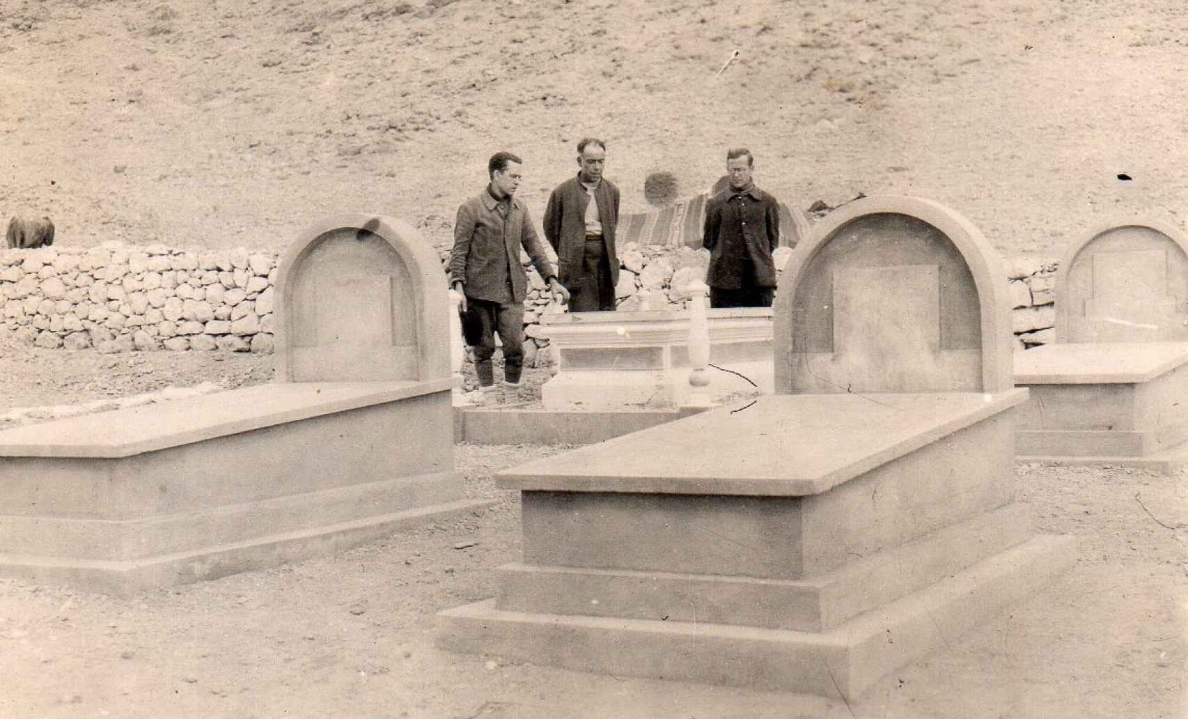 Exiliados republicanos junto a las tumbas de compañeros en el cementerio de Bouarfa.