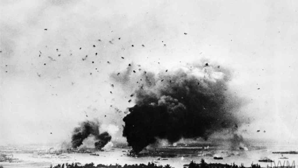 Imagen tomada a distancia del ataque sobre la base, en la que destaca el humo procedente del 'Arizona' y el fuego antiaéreo.