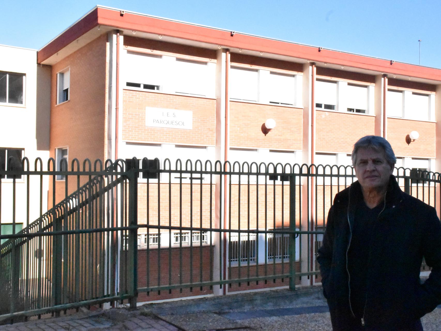 Felipe Mateu a las puertas del IES Parquesol