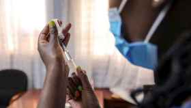 Una sanitaria prepara una dosis de la vacuna de Moderna en Nairobi, Kenia. EFE/EPA Daniel Irungu