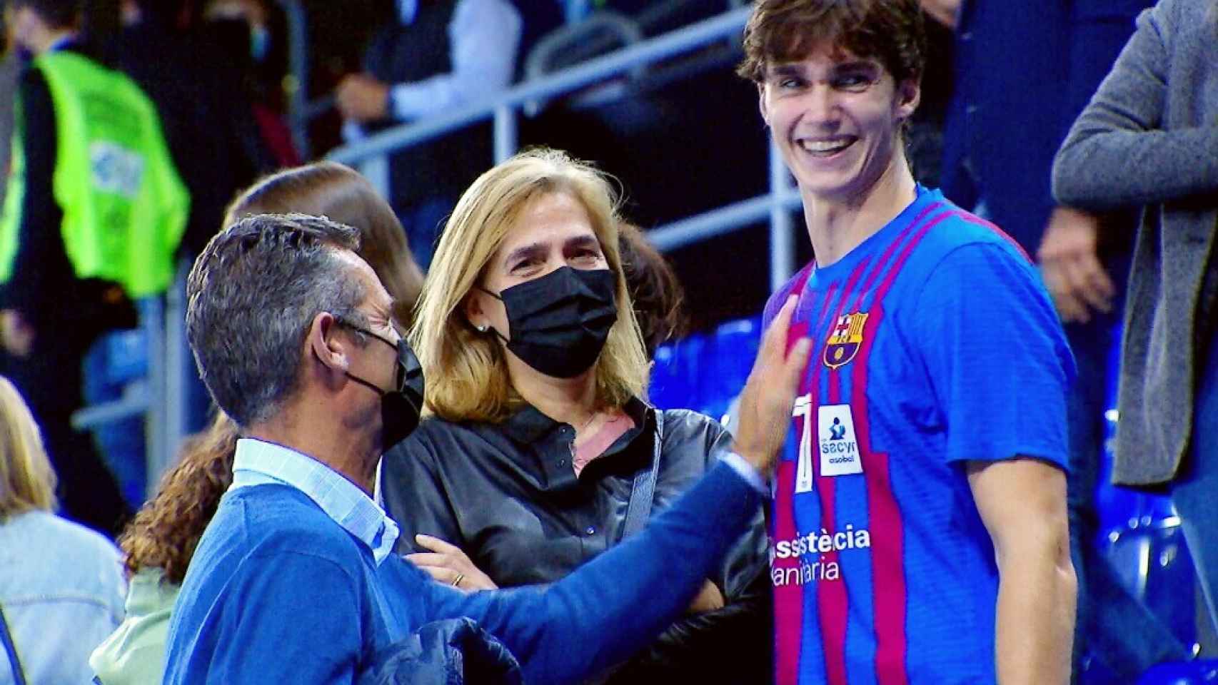 Pablo Urdangarin en su debut con el Barça de Balonmano el pasado 23 de octubre junto a sus padres.