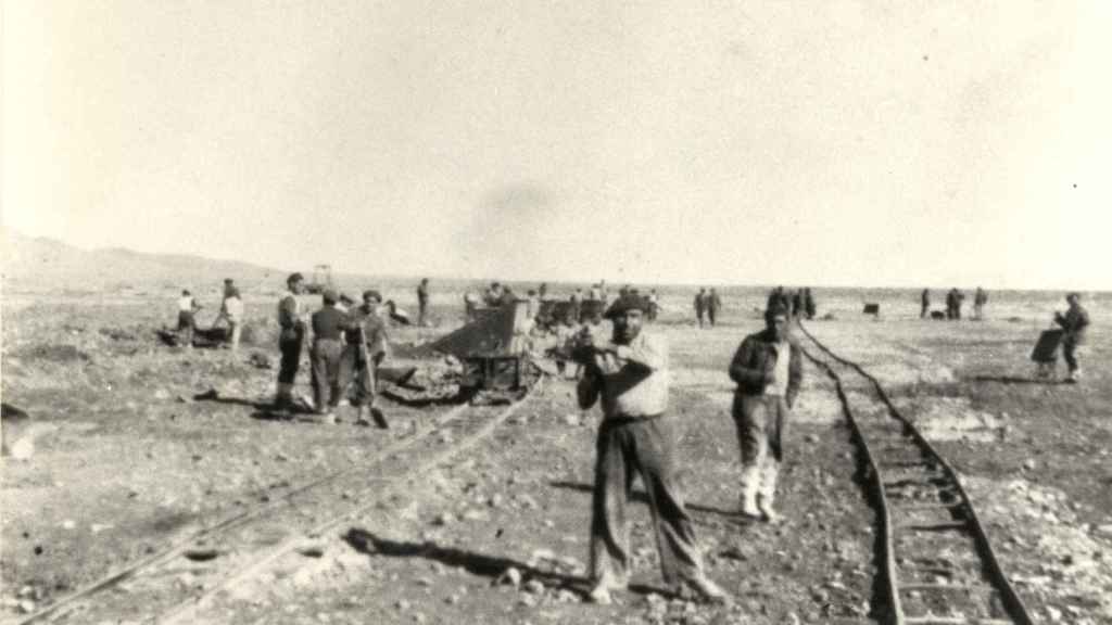 Otra imagen de presos trabajando en la construcción del ferrocarril Transahariano, que debía unir las posesiones subsaharianas de la Francia de Vichy.