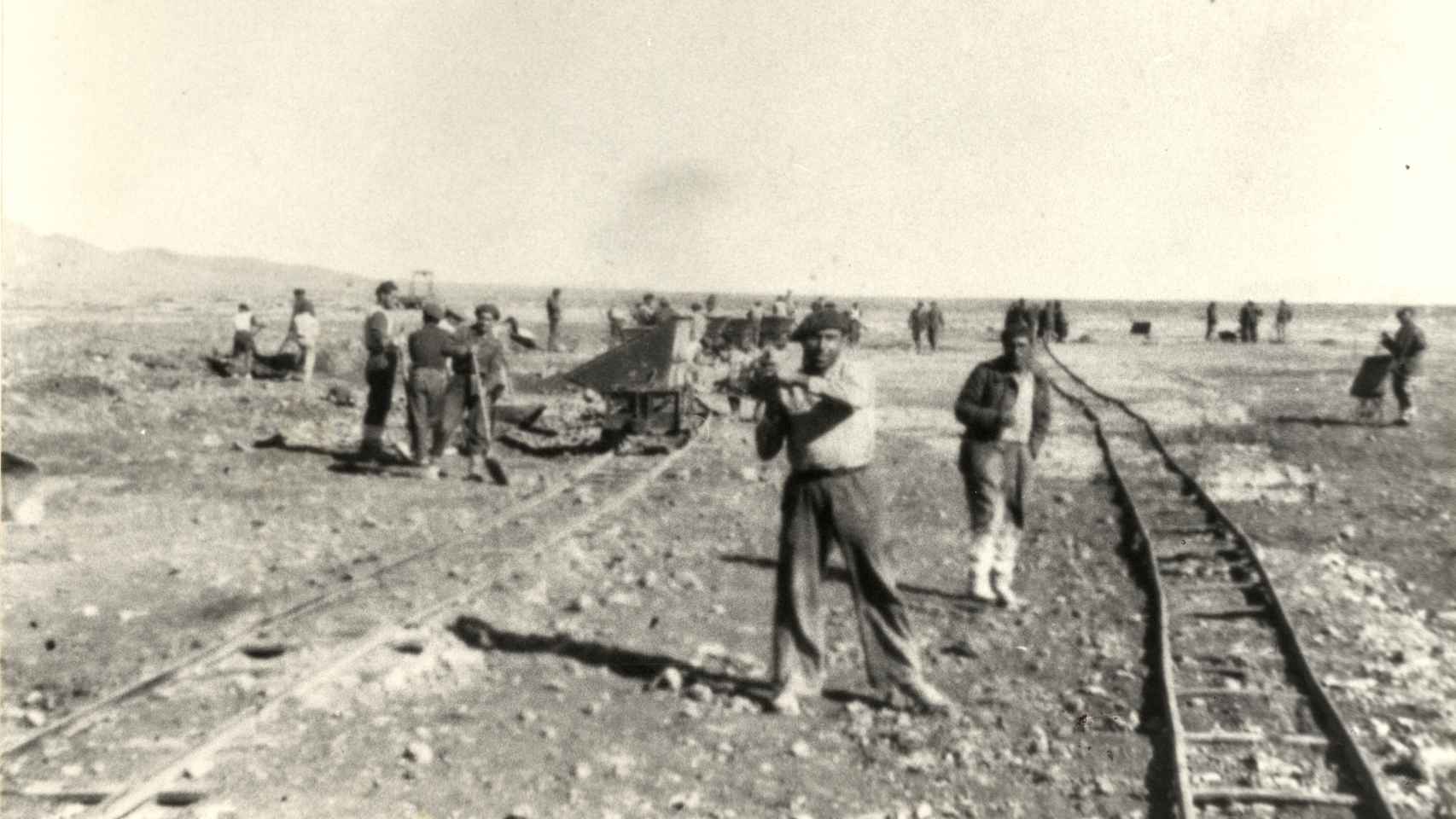 Otra imagen de presos trabajando en la construcción del ferrocarril Transahariano, que debía unir las posesiones subsaharianas de la Francia de Vichy.